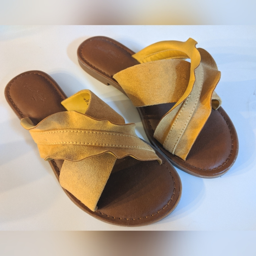 Universal Thread: Open-toe Flat Sandals - size 6.5
